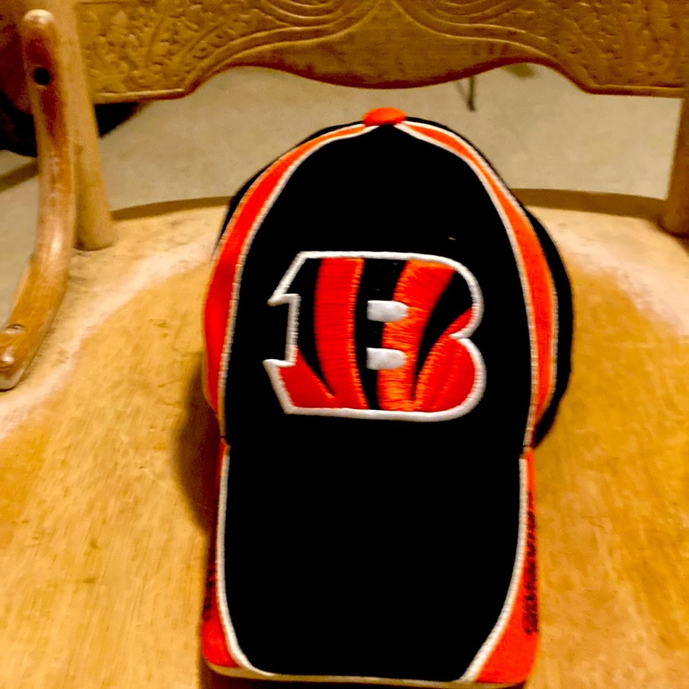 NFL TEAM APPAREL…Cincinnati Bengals team only hat. Really nice hat “Low Profile”